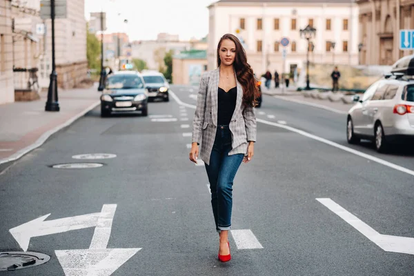 Una Ragazza Giacca Capelli Lunghi Cammina Attraverso Città Vecchia Una — Foto Stock