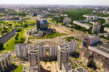 Ulusal kütüphanenin en üst görüntüsü ve Minsk 'te bir parkı olan yeni bir mahalle. Belarus Cumhuriyeti' nin başkenti, bir kamu binası..
