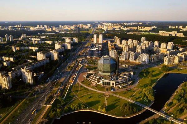 Günbatımında Belarus Cumhuriyeti Nin Başkenti Minsk Parkı Olan Yeni Bir — Stok fotoğraf