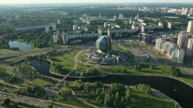 Ulusal kütüphanenin en iyi manzarası ve Minsk 'te gün batımında parkı olan yeni bir mahalle. Belarus, kamu binası.