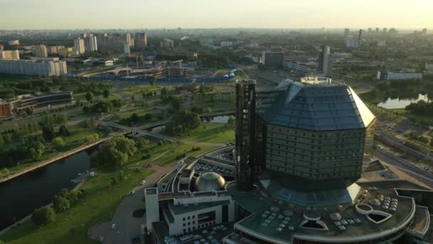 Vue de dessus de la bibliothèque nationale et un nouveau quartier avec un parc à Minsk au coucher du soleil.Biélorussie, bâtiment public — Video