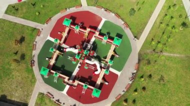 Minsk.View 'in yeni ilçesindeki New Playground' un en iyi manzarası. Sokaktaki büyük bir çocuk oyun alanının yüksekliğinden. Belarus