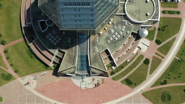 Vista superior al atardecer de la Biblioteca Nacional en Minsk. Belarús, edificio público — Vídeo de stock