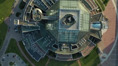 Minsk 'teki Ulusal Kütüphane' nin günbatımında. Belarus, kamu binası