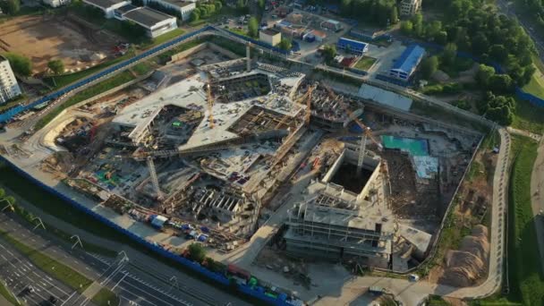 Vista da altura do canteiro de obras em Minsk, perto da Biblioteca nacional.Construção no centro de Minsk.Minsk local de construção.Bielorrússia — Vídeo de Stock