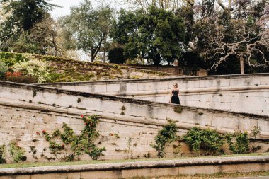 Siyah gelinlikli şık bir gelin, eski Fransız şehri Avignon 'da poz veriyor. Güzel siyah elbiseli bir manken. Provence 'de fotoğraf çekimi.