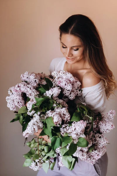 Menina Bonita Com Flores Lilás Suas Mãos Uma Menina Com — Fotografia de Stock