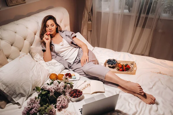 Uma Menina Relaxada Casa Bebe Café Assiste Filme Garota Está — Fotografia de Stock