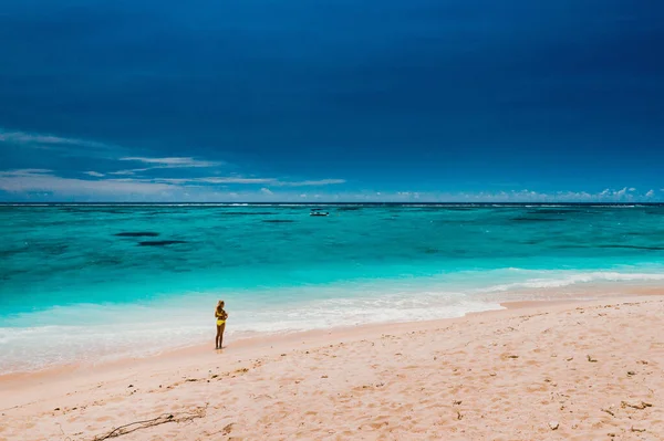 Maurício Oceano Índico Retrato Uma Menina Caminhando Pela Praia Com — Fotografia de Stock