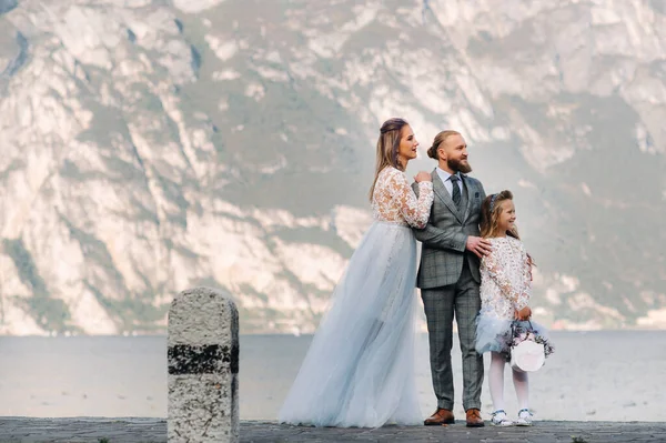 Italien Gardasjön Vacker Familj Vid Stranden Gardasjön Italien Vid Foten — Stockfoto