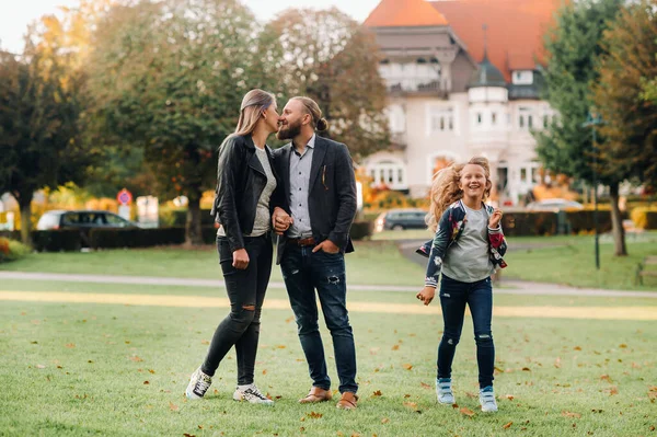 Eine Glückliche Dreiköpfige Familie Läuft Durch Das Gras Der Österreichischen — Stockfoto