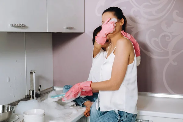 Huisvrouw Moeder Roze Handschoenen Afwassen Met Haar Zoon Met Hand — Stockfoto