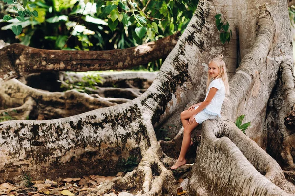 Retrato Verano Una Niña Feliz Isla Mauricio Sentada Enorme Árbol — Foto de Stock