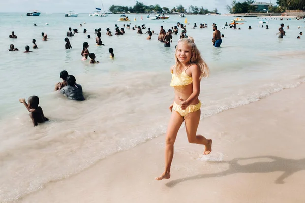 Une Petite Fille Court Long Une Plage Tropicale Avec Des — Photo