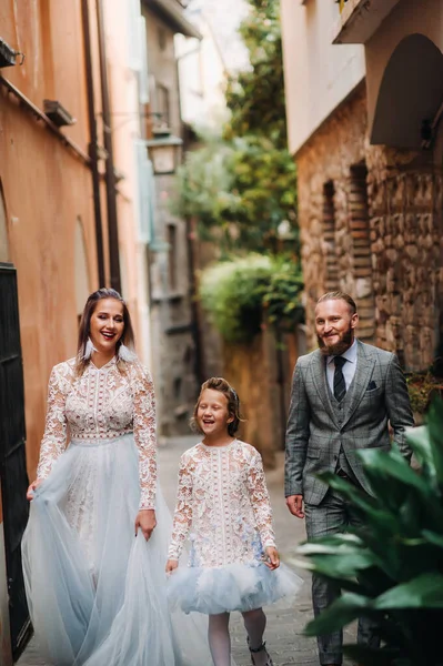 Eine Glückliche Junge Familie Spaziert Durch Die Altstadt Von Sirmione — Stockfoto