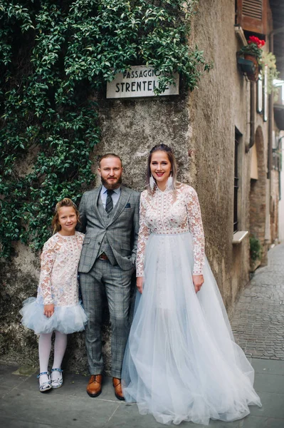 Eine Glückliche Junge Familie Spaziert Durch Die Altstadt Von Sirmione — Stockfoto