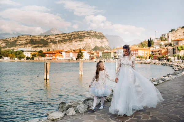 Italie Lac Garde Élégant Mère Fille Sur Les Rives Lac — Photo