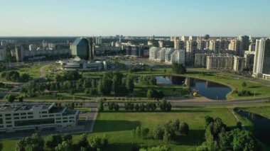 Ulusal kütüphanenin en iyi manzarası ve Minsk 'te gün batımında parkı olan yeni bir mahalle. Belarus, kamu binası.