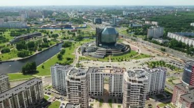 Ulusal kütüphanenin en üst görüntüsü ve Minsk 'te bir parkı olan yeni bir mahalle. Belarus Cumhuriyeti' nin başkenti, bir kamu binası.