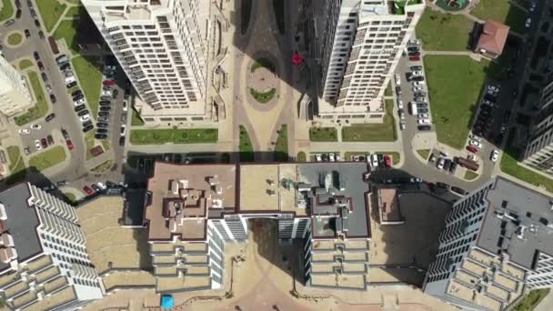 Vista desde la altura del nuevo distrito en la ciudad de Minsk.Arquitectura de la ciudad de Minsk.Una nueva zona del faro.Belarús — Vídeos de Stock