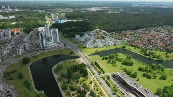 Luftaufnahmen von oben einer großen Anzahl von Häusern im östlichen Bezirk Minsk. Der Bezirk der Stadt Minsk der Fluss Svisloch. Weißrussland — Stockvideo