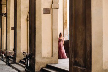 Genç ve güzel bir gelin, İtalya 'daki eski Floransa şehrinin merkezinde duruyor. Tuscany 'de güzel pembe elbiseli bir gelin. İtalya..