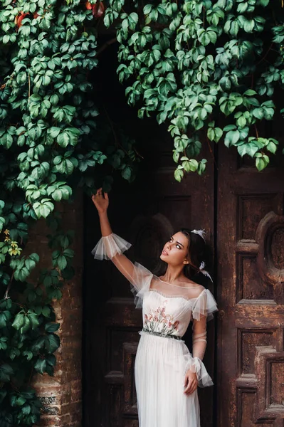 Een Bruid Een Witte Jurk Oude Stad Van San Gimignano — Stockfoto