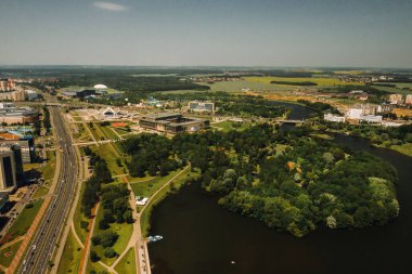 Minsk 'teki zafer parkının ve Svisloch nehrinin en üst manzarası. Minsk şehri ve park kompleksinin kuş bakışı görüntüsü. Belarus.