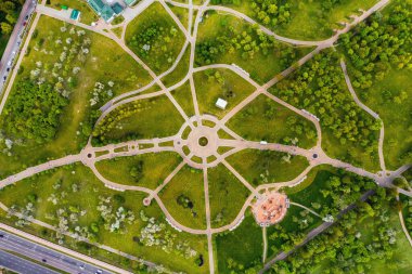 Minsky 'deki loshitsky Parkı' nın yüksekliğinden bak. Loshitsky Parkı 'nda viraj yolları. Belarus..