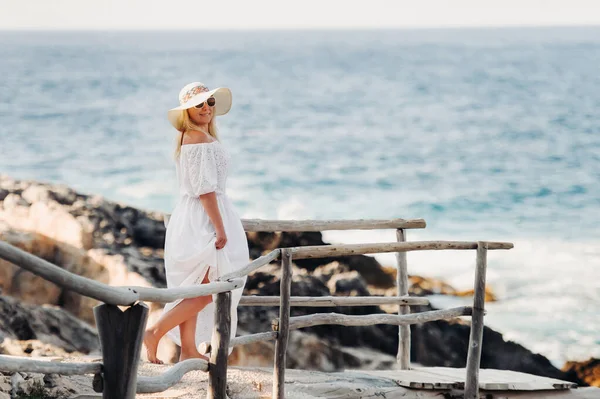 Belle Femme Souriante Sur Plage Dans Chapeau Paille Sur Île — Photo