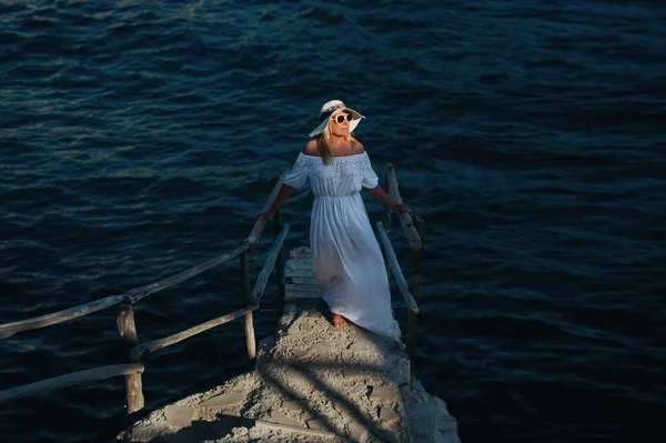 Mujer Hermosa Sonriente Playa Sombrero Paja Isla Zakynthos Niña Vestido — Foto de Stock