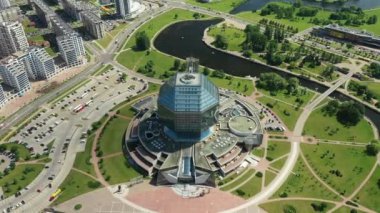 Ulusal kütüphanenin en üst görüntüsü ve Minsk 'te bir parkı olan yeni bir mahalle. Belarus Cumhuriyeti' nin başkenti, bir kamu binası.