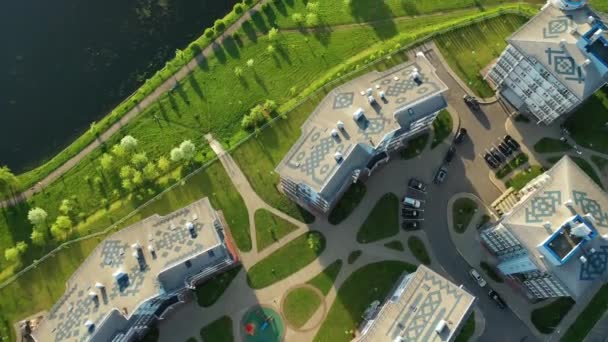 Vue de dessus de la bibliothèque nationale et un nouveau quartier avec un parc à Minsk la capitale de la République de Biélorussie, un bâtiment public