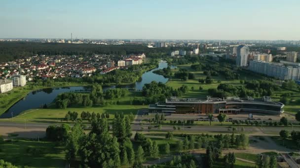 Luchtfotografie van bovenaf van een groot aantal huizen in de oostelijke wijk Minsk.De wijk Minsk de rivier de Svisloch Wit-Rusland — Stockvideo