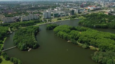 Minsk 'teki zafer parkının ve Svisloch nehrinin en üst manzarası. Minsk şehri ve park kompleksinin kuş bakışı görüntüsü. Belarus