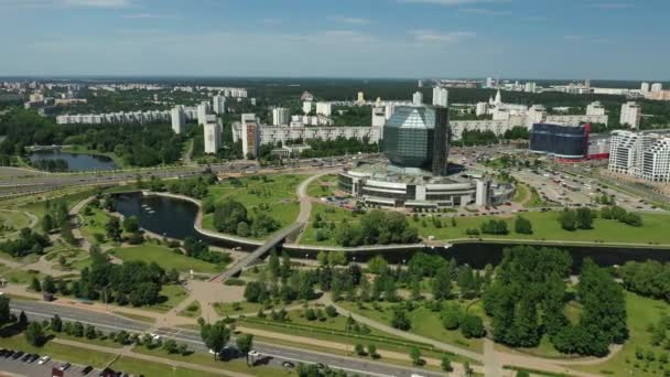 Vue de dessus de la bibliothèque nationale et un nouveau quartier avec un parc à Minsk la capitale de la République de Biélorussie, un bâtiment public — Video