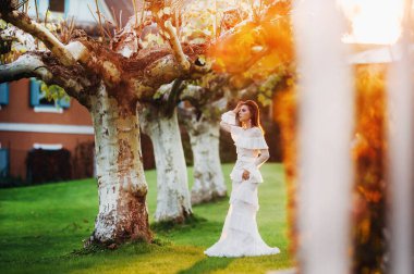 Velden am w rthersee 'de beyaz gelinlik içinde gelin. Avusturya' da bir gelinlik içinde manken..