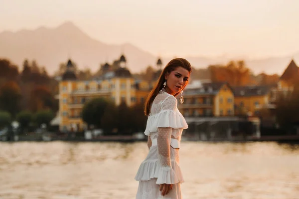 드레스를 마을에 Rthersee Model Wedding Dress Austrian Alps — 스톡 사진