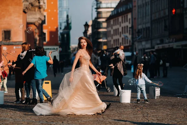 Brud Bröllopsklänning Med Långt Hår Gamla Stan Wroclaw Bröllopsfotografering Centrum — Stockfoto