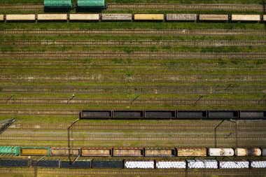 Demiryolu ve arabaların hava fotoğrafları. Arabaların ve demiryollarının üst görüntüsü. Minsk.Belarus..