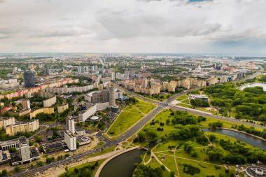 Minsk 'teki zafer parkının ve Svisloch nehrinin en üst manzarası. Minsk şehri ve park kompleksinin kuş bakışı görüntüsü. Belarus.