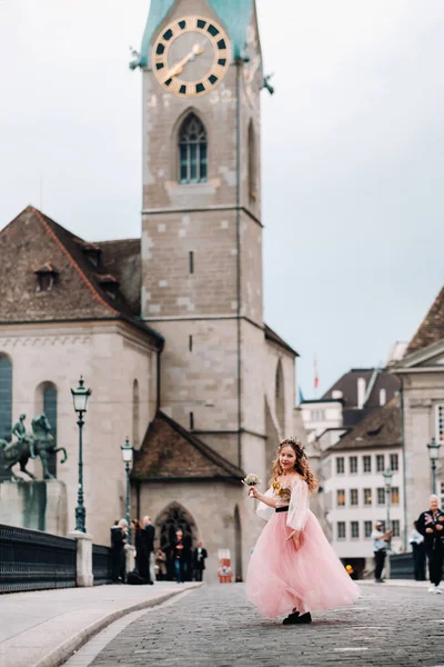 Liten Flicka Rosa Prinsessa Klänning Med Bukett Händerna Går Genom — Stockfoto