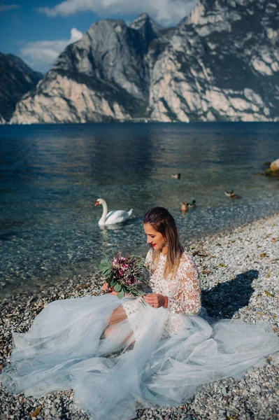 Una Muchacha Vestido Blanco Elegante Está Sentada Terraplén Del Lago —  Fotos de Stock
