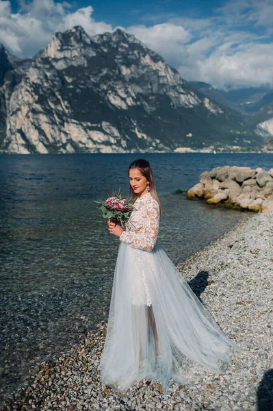 Uma Menina Vestido Branco Inteligente Caminha Longo Dique Lago Garda — Fotografia de Stock