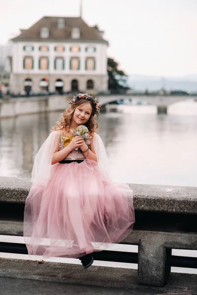 Dziewczynka Różowej Sukience Księżniczki Bukietem Rękach Spaceruje Starym Mieście Zurich — Zdjęcie stockowe