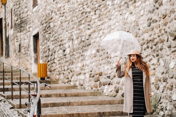 Hermosa Chica Romántica Abrigo Sombrero Con Paraguas Transparente Annecy Francia —  Fotos de Stock