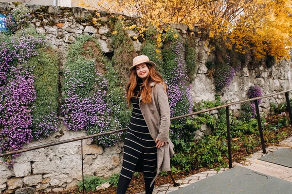 Una Hermosa Chica Romántica Abrigo Sombrero Camina Annecy Francia Chica —  Fotos de Stock