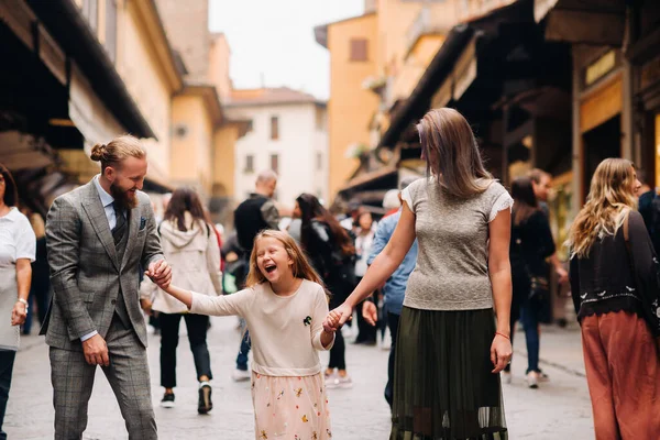 Szczęśliwa Rodzina Troje Spacerujących Florencji Rodzinny Spacer Rodziny Włoszech Toskania — Zdjęcie stockowe