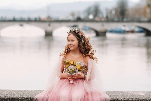 Ein Kleines Mädchen Einem Rosafarbenen Prinzessinnenkleid Mit Einem Strauß Der — Stockfoto