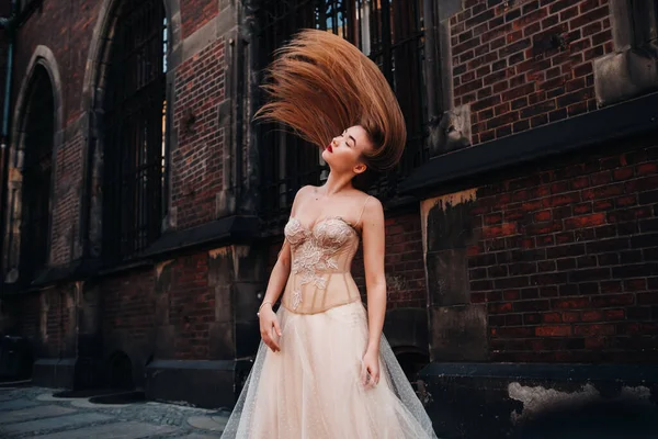 Una Sposa Abito Sposa Con Capelli Lunghi Nel Centro Storico — Foto Stock